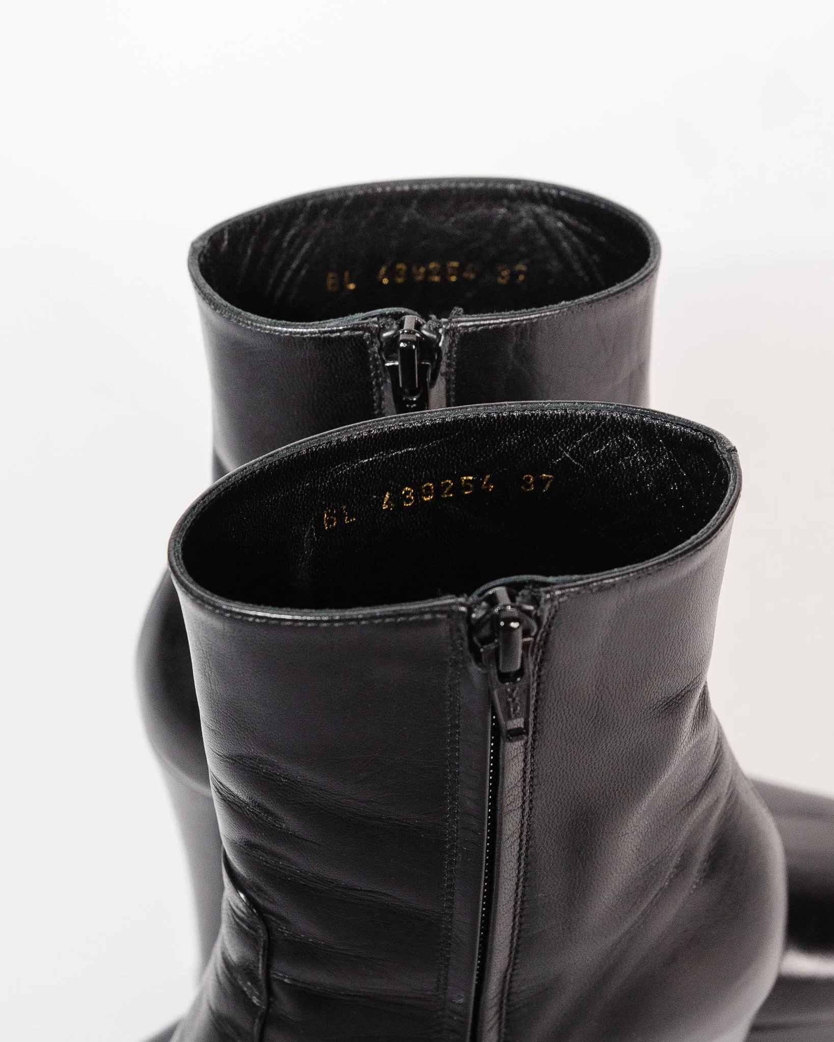 Maison Margiela Brown Tabi Chelsea boots, Size 37 — woahstyle closet